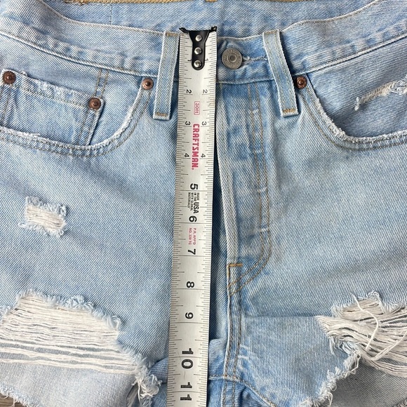 Levi’s Women’s High Rise 501 Light Wash Distressed Jean Denim Shorts, size 26 - Picture 13 of 13